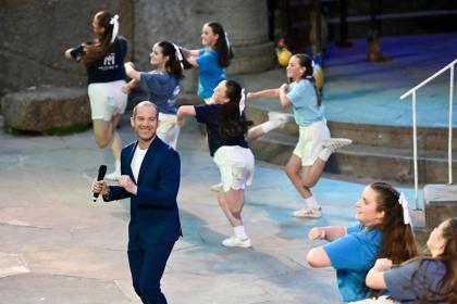 Show Tunes of the Sea 