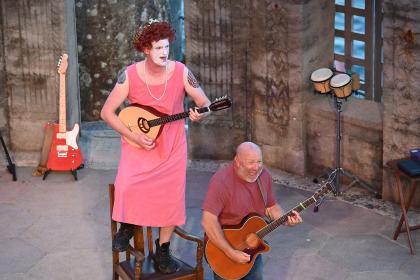 Elizabeth I : Virgin on the Ridiculous